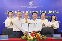 Đại diện Tổng công ty Bưu điện Việt Nam và Trung tâm phục vụ Hành chính công TP. Hà Nội ký kết thỏa thuận hợp tác triển khai cung ứng nhân lực hỗ trợ người dân thực hiện thủ tục hành chính.