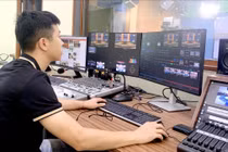 Phóng viên ứng dụng công nghệ trường quay ảo vào sản xuất chương trình truyền hình.