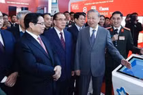 Tổng Bí thư Tô Lâm cùng các lãnh đạo Đảng, Nhà nước tham quan các gian hàng giới thiệu các sản phẩm, dịch vụ, giải pháp khoa học-công nghệ tại Hội nghị toàn quốc về đột phá phát triển khoa học, công nghệ, đổi mới sáng tạo và chuyển đổi số quốc gia (13/1/2025).