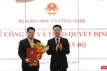 Bộ trưởng Nguyễn Mạnh Hùng trao quyết định bổ nhiệm Chủ tịch Hội đồng thành viên Tổng công ty Bưu điện Việt Nam cho ông Nguyễn Trường Giang. Ảnh: Linh Phan.