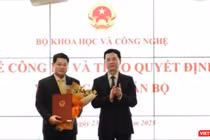 Bộ trưởng Nguyễn Mạnh Hùng trao quyết định bổ nhiệm Chủ tịch Hội đồng thành viên Tổng công ty Bưu điện Việt Nam cho ông Nguyễn Trường Giang. Ảnh: Linh Phan.