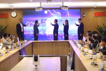 Nghi thức bấm nút khai trương Cổng thông tin điện tử sản phẩm, giải pháp khoa học, công nghệ, đổi mới sáng tạo và chuyển đổi số.