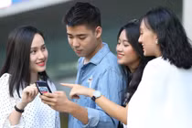 Zalo, Facebook Messenger, Viber... dần chiếm chỗ dịch vụ thoại, SMS truyền thống. Ảnh minh hoạ.