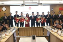 Bộ trưởng Nguyễn Mạnh Hùng, các Thứ trưởng tặng hoa và chúc mừng các cán bộ được bổ nhiệm. Ảnh: Bộ KH&CN.