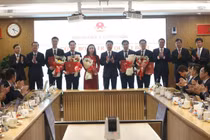 Bộ trưởng Nguyễn Mạnh Hùng, các Thứ trưởng tặng hoa và chúc mừng các cán bộ được bổ nhiệm. Ảnh: Bộ KH&CN.