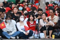 Các bạn trẻ sẵn sàng đi sớm, chọn chỗ đẹp để livestream những hình ảnh ấn tượng về lễ kỷ niệm 50 năm thống nhất đất nước.