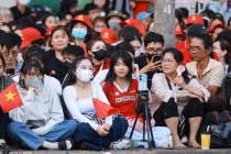 Các bạn trẻ sẵn sàng đi sớm, chọn chỗ đẹp để livestream những hình ảnh ấn tượng về lễ kỷ niệm 50 năm thống nhất đất nước.