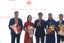 Thứ trưởng Bùi Hoàng Phương trao các quyết định cán bộ và tặng hoa chúc mừng các cán bộ được bổ nhiệm.