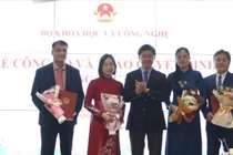 Thứ trưởng Bùi Hoàng Phương trao các quyết định cán bộ và tặng hoa chúc mừng các cán bộ được bổ nhiệm.