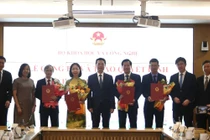 Bộ trưởng Nguyễn Mạnh Hùng và các Thứ trưởng chúc mừng cán bộ được nhận Quyết định.