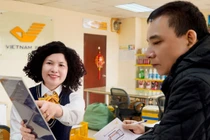 Người dân thực hiện thủ tục hành chính tại đại lý dịch vụ công trực tuyến.