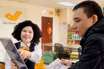 Người dân thực hiện thủ tục hành chính tại đại lý dịch vụ công trực tuyến.