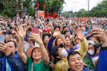 Người dân livestream, chụp hình khoảnh khắc của buổi hợp luyện, sơ duyệt diễu binh, diễu hành.