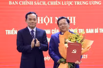 Ông Trần Lưu Quang trao quyết định điều động, phân công, bổ nhiệm cho ông Nguyễn Đức Hiển. Ảnh: kinhtetrunguong.vn.