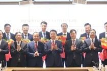 Bộ trưởng Bộ KH&CN Nguyễn Mạnh Hùng cùng các Thứ trưởng chúc mừng lãnh đạo vừa được điều động, bổ nhiệm.