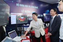 Bộ trưởng Nguyễn Mạnh Hùng tại khu triển lãm Ngày Sáng tạo và Đổi mới sáng tạo thế giới năm 2025. 