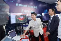 Bộ trưởng Nguyễn Mạnh Hùng tại khu triển lãm Ngày Sáng tạo và Đổi mới sáng tạo thế giới năm 2025. 