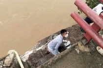 Thanh niên may mắn thoát nạn trong vụ sập cầu, rơi trúng bệ đỡ chân cầu Phong Châu. Ảnh N.T.