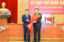 Ông Dương Văn An, Bí thư Tỉnh ủy tặng hoa chúc mừng ông Trần Duy Đông.