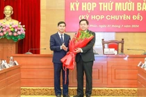 Ông Dương Văn An, Bí thư Tỉnh ủy tặng hoa chúc mừng ông Trần Duy Đông.