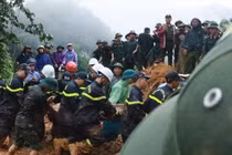 Lực lượng cứu hộ tại hiện trường.