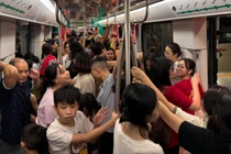 Dân chen nhau trải nghiệm tàu Nhổn - ga Hà Nội, kỷ lục hơn 66.000 lượt khách 