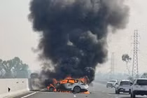 CSGT thông tin vụ ô tô Porsche bốc cháy ngùn ngụt trên cao tốc