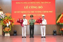  Bộ trưởng Lương Tam Quang trao quyết định bổ nhiệm chức vụ Thứ trưởng Bộ Công an đối với trung tướng Phạm Thế Tùng và thiếu tướng Nguyễn Ngọc Lâm.