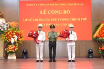  Bộ trưởng Lương Tam Quang trao quyết định bổ nhiệm chức vụ Thứ trưởng Bộ Công an đối với trung tướng Phạm Thế Tùng và thiếu tướng Nguyễn Ngọc Lâm.