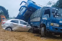 Sạt lở vùi lấp nhiều phương tiện ở quốc lộ, 2 người chết và mất tích, 10 người bị thương