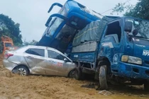 Sạt lở vùi lấp nhiều phương tiện ở quốc lộ, 2 người chết và mất tích, 10 người bị thương