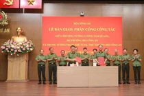 Lễ bàn giao, phân công công tác giữa Bộ trưởng Lương Tam Quang và Thứ trưởng Phạm Thế Tùng (Ảnh: Bộ Công an).