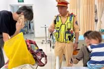 Cảnh sát đưa bé trai nước ngoài nghi bị ngộ độc cấp cứu kịp thời.