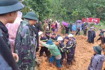 Lực lượng cứu hộ đưa các nạn nhân ra khỏi hiện trường vụ sạt lở.