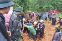 Lực lượng cứu hộ đưa các nạn nhân ra khỏi hiện trường vụ sạt lở.