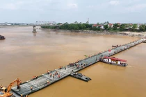 Lắp đặt xong cầu phao Phong Châu, ấn định ngày thông xe