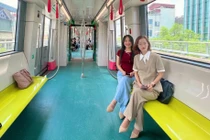 Cận cảnh bên trong tàu “hành trình xanh” chạy bon bon trên đường sắt Metro Nhổn – ga Hà Nội