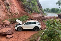 Đất đá sạt lở đè trúng 2 ô tô