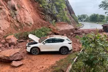 Đất đá sạt lở đè trúng 2 ô tô