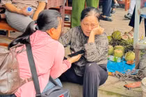 Vợ ngất xỉu khi thấy cảnh ô tô chồng cầm lái rơi xuống sông cùng cầu Phong Châu