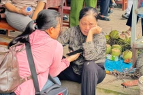 Vợ ngất xỉu khi thấy cảnh ô tô chồng cầm lái rơi xuống sông cùng cầu Phong Châu