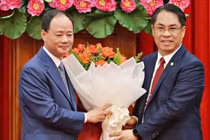 Phó ban Tổ chức Trung ương Phan Thăng An trao quyết định cho ông Trần Hồng Thái (trái).