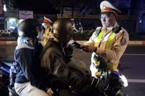 CSGT kiểm tra nồng độ cồn tài xế.