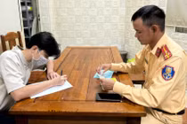 Nam tài xế L làm việc với công an.