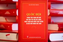 Cuốn sách "Quốc hội trong tiến trình đổi mới đáp ứng yêu cầu xây dựng, hoàn thiện Nhà nước pháp quyền xã hội chủ nghĩa Việt Nam" của Tổng Bí thư Nguyễn Phú Trọng. Ảnh: Quốc hội.
