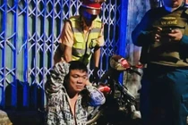 Bị tài xế có nồng độ cồn kịch khung dùng dao tấn công, cảnh sát 2 lần nổ súng để vây bắt