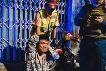 Bị tài xế có nồng độ cồn kịch khung dùng dao tấn công, cảnh sát 2 lần nổ súng để vây bắt