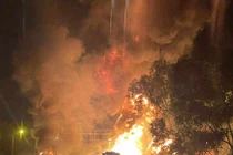 Sau khi va chạm, chiếc xe bồn chở xăng dầu bốc cháy dữ dội.