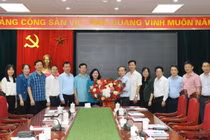 Đồng chí Bùi Thị Minh Hoài bàn giao công tác lãnh đạo cho ông Phạm Tất Thắng. Ảnh VGP.