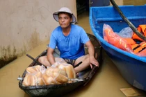 Thủ tướng chỉ đạo khẩn trương cung cấp lương thực, nước sạch cho người dân bị lũ cô lập